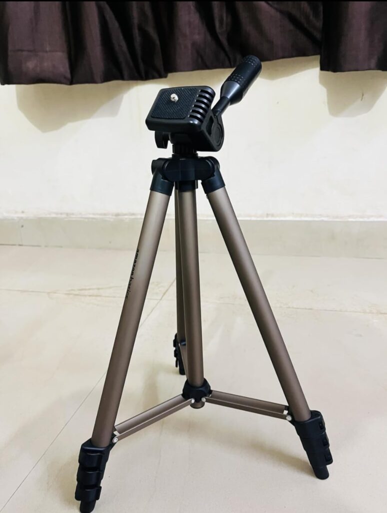 Lightweight aluminium tripod under 1000 with 3-way pan head and phone holder for mobile photography and vlogging
